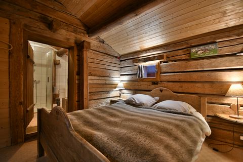 Rare opportunity. Sale of the walls and the goodwill of this magnificent chalet restaurant from the beginning of the 19th century, located in the heart of the Aravis ski area, Ideal for investing in an exceptional setting, come and discover this rest...