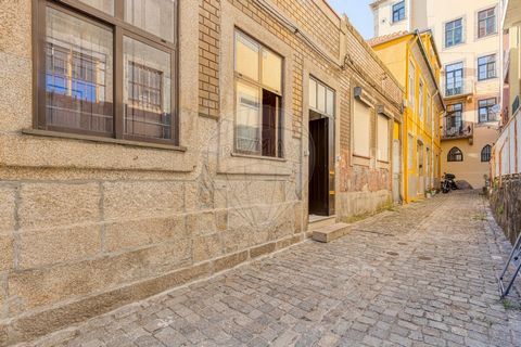 Description House converted into two 1 bedroom apartments for sale. They have independent entrances. Apartments consisting of living room, kitchen, bedroom and bathroom. Located in the historic area of the city, it allows you to be just a few minutes...