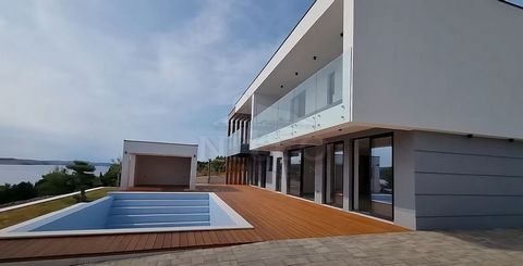 A villa of 280 m2 with a pool and a sea view is for sale in Stara Novalja. It consists of ground and first floor. GROUND FLOOR: living room, kitchen, recreation room, storage room (additional direct entrance from outside), toilet/bathroom FLOOR: 1x b...