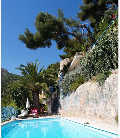 Acogedor Cita para los románticos (2 personas) son en un pequeño. Castillo en subtropical. Jardín en medio de una reserva natural sobre el mar cerca de Mónaco.