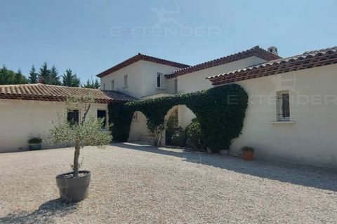EXTENDER IMMOBILIER presents a superb contemporary bastide in a secure residential area a few minutes from amenities, motorway access and the sea in Puget Sur Argens. This architect-designed villa of 269m2 perfectly built and fitted out, is built on ...