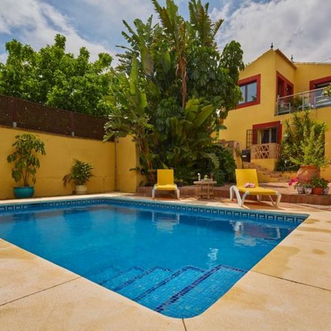 Finca with B&B potential at a very short distance from Alora! This beautiful house is located near the authentic Spanish village of Alora, within walking distance of the center! The house is in a beautiful location and is very well accessible via a t...