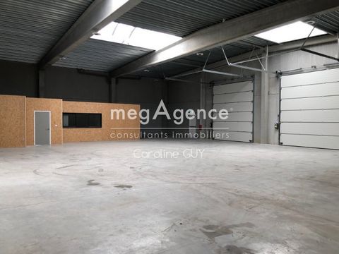 This large recent premises located in the town of Setques offers a large empty space of approximately 380 m² as well as offices and a sanitary area. A large parking lot allows the parking of several large vehicles. Available immediately. Fiber. Secur...