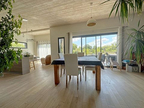 Située aux portes de BORDEAUX, cette maison en bois ultra-contemporaine vous permettra de réaliser votre rêve immobilier. Elle dispose d'une entrée, d'une vaste pièce de vie de plus de 50 m2 des plus lumineuse avec vue directe sur la terrasse et son ...