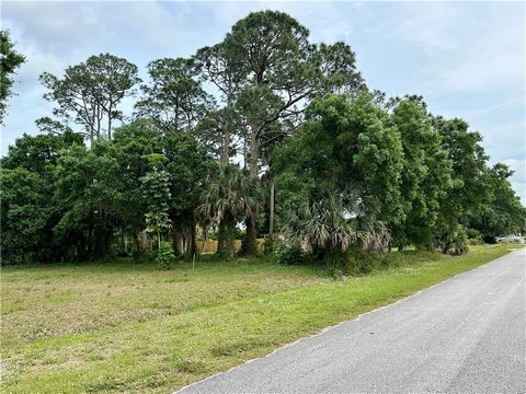 Vacant lot overlooking large lake across the street! Ideal location where you can walk to stores and school. No restrictions so build your home, bring toys and enjoy proximity to major roads, shopping and beaches. Enjoy Lakewood Park community pool, ...