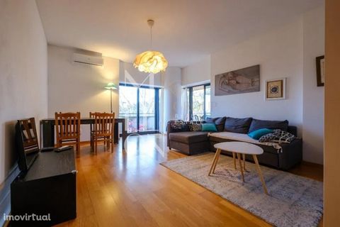 The property, located on the 4th floor of the Encosta do Tejo building, in the city center of Abrantes, offers a panoramic view and plenty of natural light. The apartment consists of: • Kitchen with 12m2 equipped with hob, oven, extractor fan and 100...