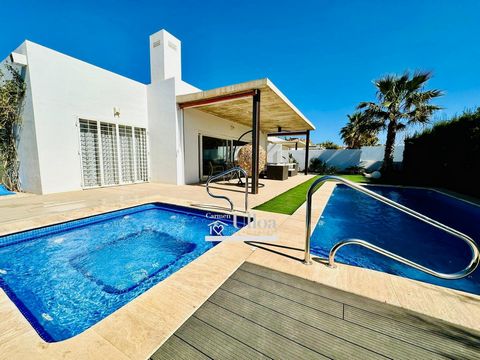 INDEPENDENT VILLA WITH POOL AND JACUZZI IN MAR DEL CRISTALDiscover this charming independent villa in Cartagena of 175m2, featuring 3 bedrooms and 2 bathrooms, a private pool, and jacuzzi. Strategically located just 900 meters from the beach, it is p...