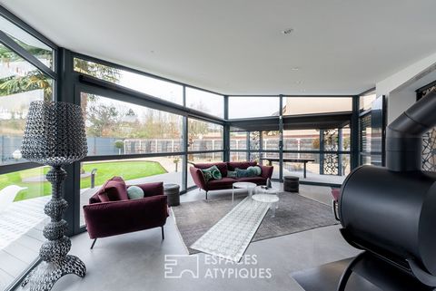 Contemporary house renovated with beautiful materials, a high-end selection. Located in a quiet area and enjoying a beautiful luminosity, you will immediately be seduced by the volumes of this property as well as by the quality of its renovation. In ...