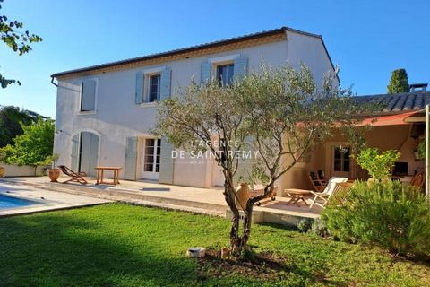 St Rémy de Provence, exceptional location, walking distance from the city center. We fell in love with this charming house of 155 m² which is composed as follows: On the ground floor a living/dining room of around 40 m² with independent kitchen, laun...