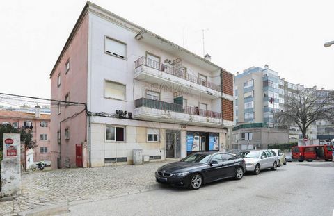 OPPORTUNITY: BUILDING IN CACILHAS! This impressive multifunctional building offers a unique investment opportunity in Cacilhas, one of the most sought-after areas in Almada. Featuring a combination of residential units, commercial shops, and storage ...