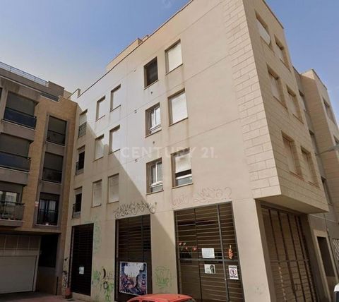 ¿Estás buscando un piso en Roquetas de Mar, Almería? Excelente oportunidad de adquirir este piso, situado en la segunda planta de un edifico residencial de 4 alturas sobre rasante y 1 planta sótano, ubicado en la localidad de Roquetas de Mar, provinc...