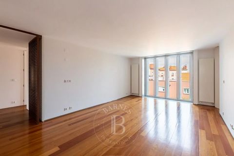 3-Bedroom flat in the Lisbon Stone Block building in Avenidas Novas, Lisbon. Located in a flat area of the city, with shops, restaurants, supermarkets and an excellent transport network, close to the Calouste Gulbenkian Foundation, Culturgest and Cam...