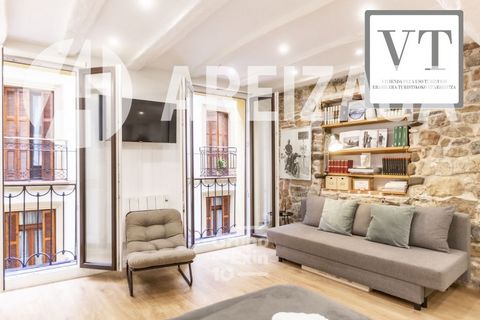 Areizaga Real Estate exclusive property.  VT - Apartment with valid tourist license in operation - Old Town. Located in the emblematic Old Town of San Sebastián, just a step away from the Constitution Square and La Concha Beach. The area with the hig...