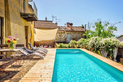 Beautiful country house of 317 sqm in a delightful hamlet near Arezzo, with a total of 4 bedrooms, 4 bathrooms and a 490 sqm garden with a 9 X 3 swimming pool. Inside a delightful hamlet near Arezzo, we find for sale this beautiful country house of a...