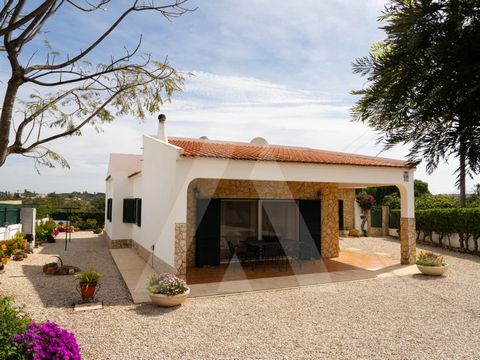 This charming one-story villa is all walled and with a nice outdoor area with a salt pool, a gazebo area, as well as a pergola for al fresco dining, where you can enjoy a fantastic view over the countryside. The exterior stairs give access to a rooft...