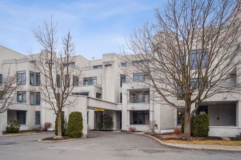 Immerse yourself in the luxury and charm of this exclusive condo located in Charlemagne, on the picturesque Rue des Trésors de L'île. This delightful three-and-a-half is bordered by the majestic Assomption River, offering direct access to the river a...