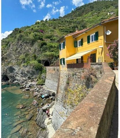 La casa está situada en el corazón de la Unesco de las 5 Tierras, frente a la Bahía de Vernazza y. Una de las mejores vistas de Vernazza es desde nuestro balcón con vista al Golfo.