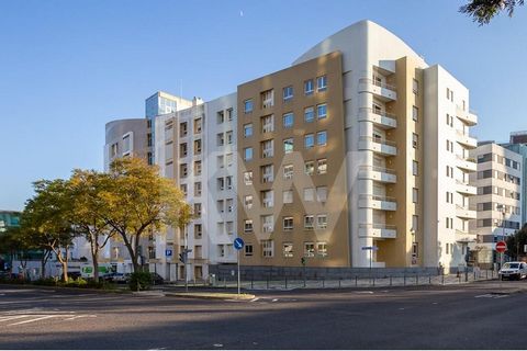  3-bedroom apartment, with 198 m2 of gross floor area, 3 bedrooms, one en suite, with dressing room, 4 parking spaces. The entire apartment has central heating and air conditioning. Marble floors. The kitchen will be delivered fully refurbished to th...