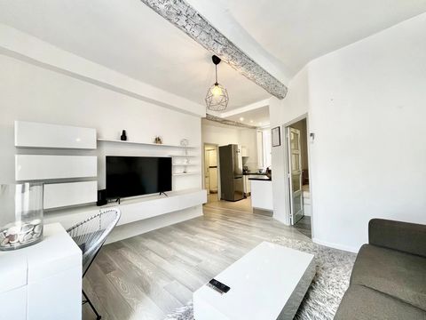 NICE / CARRE D'OR - a few steps from the sea and Place Masséna, located in the highly sought-after rue Masséna, in the heart of the carré d'or, on the 1st floor of a well-kept Nice building, superb 2 room apartment of 38m2 in good condition. It consi...