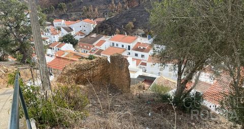 Excellent plot for construction in the center of the village of Odeceixe with capacity to build villa with 2 floors up to 75m2 of implantation and views of the valley to the east. The main church and the old town are just a few metres away and Odecei...