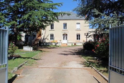 Located in the town of Ile d'Elle, just 8 minutes from Marans and 35 minutes from La Rochelle, this mansion of about 313 m2 takes place on a park of 1502m2 with swimming pool. the entrance, serves on the one hand, a living room which is extended by a...