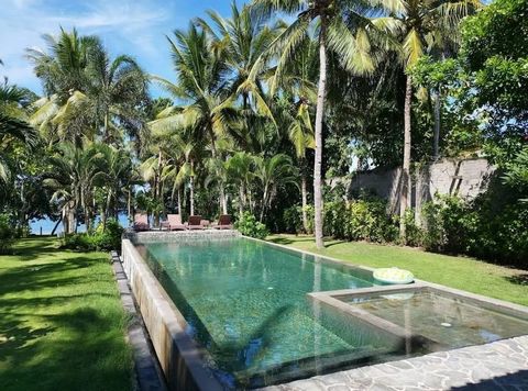 Descubra o encanto desta encantadora villa de praia tradicional balinesa na tranquila aldeia de Melaya, no noroeste de Bali. Construída em 2015, esta residência tem uma licença de arrendamento procurada que promete uma fonte lucrativa de rendimento p...