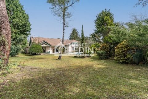 Exceptional location for this 2045sqft prestige house, in the sought-after Pessac Magonty neighbourhood. In a calm and green environment, this house offers volumes and quiet. On a 17222sqft pot, it is composed of a spacious living / sitting room open...