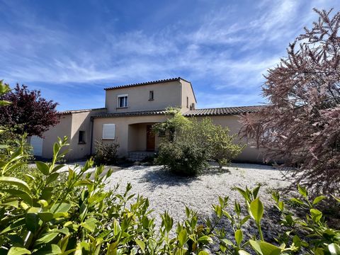 10 minutes from Carcassonne, in a peaceful village, you will discover this villa with an area of ??approximately 155m2 which consists of an entrance with cloakroom, a kitchen separated from its living room with the possibility of opening, a master su...