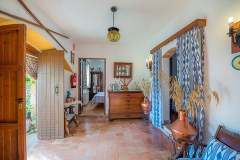 This house with incredible views to the mountains and the southern coast of Mallorca has 3 bedrooms: two with a double bed and one with a single bed. There are two bathrooms. There are fans available for summer, central heating and a log fire. The ki...