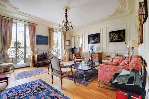 In the heart of Saint-Germain-des-Prés, this apartment is ideally located between the Church and rue des Saint-Pères. It is located on a high floor of a beautifully appointed Haussmann building, with unobstructed views, and is composed as follows: Ve...
