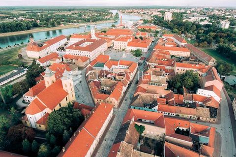 Osijek, Tvrđa, catering facility of 100 m2 in the old town center. It consists of a part on the ground floor and a floor below where there is also a toilet. The space is fully furnished as a catering facility and ready for operation with all technica...