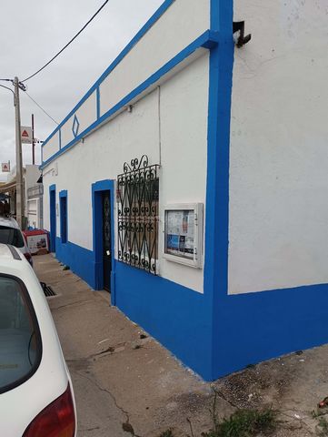 Maison de plain-pied de 89 m2 composée de 2 pièces destinées au commerce située sur Estrada Nacional 125 à Patã de Cima, à quelques minutes de Boliqueime et Ferreiras. A l'arrière de la propriété se trouve une maison 1 chambre. Le rez-de-chaussée se ...