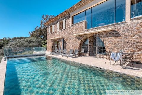 AGNES MALECKI AGENCE EXCLUSIVE in the VILLAGE OF BORMES - located in the heart of the village of Bormes les Mimosas, this exceptional residence benefits from 380 m2 of living space with a beautiful VIEW OF THE SEA. Recently renovated stone property w...