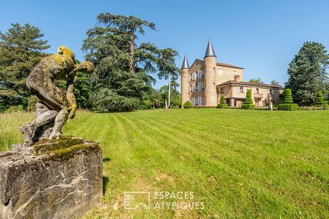 Close to the centre of one of the most beautiful villages in the Ain, less than 30 minutes from Villefranche sur Saône and less than an hour from Lyon, this complex is initially composed of a former hunting lodge from the 17th century, enlarged and t...