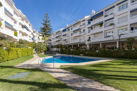 Fantastic flat located in the Bulevar area in San Pedro de Alcantara. It has a constructed area of 130m2 distributed in 3 bedrooms, 2 bathrooms, fully fitted kitchen, patio, terrace, air conditioning. The property is east facing and is a first floor....