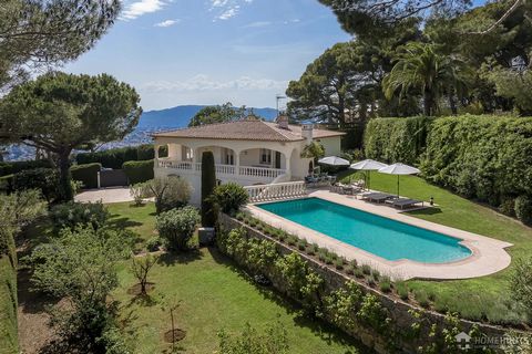 Wonderfully situated in a dominant position, on the heights of Cannes, in the heart of a quiet residential area, this charming neo-Provencal-style villa in perfect condition overlooks the Rade de Cannes and the Esterel mountains. Flat, immaculate lan...