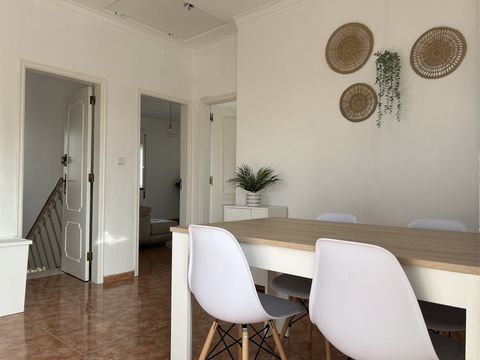 Dom do wynajęcia położony pomiędzy plażami a dużym miastem Lizbona, w centrum Charneca de Caparica. Samodzielne mieszkanie w domu, w pełni wyposażone, w skład którego wchodzą: 1 pokój dzienny, 1 sypialnia, kuchnia z balkonem i łazienka. Do dyspozycji...