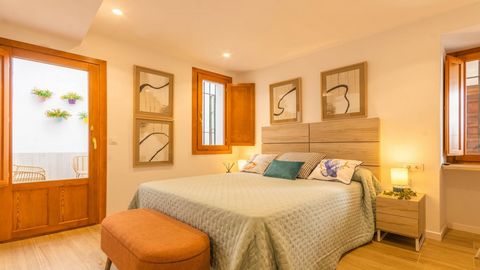 Welcome to our apartment in the heart of Córdoba! Recently refurbished to the highest standards and elegantly decorated, our apartment is the perfect place to experience authentic Cordoba life. The bedroom is equipped with a comfortable double bed, T...