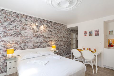 You will stay in an apartment located in the Germans district, close to Place Saint-Louis and the Saint-Jacques shopping center. You will have the opportunity to fully enjoy the city center and its merchants on foot. At the end of the street, you can...