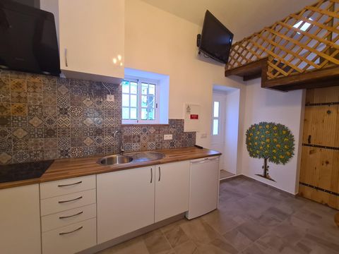 Traditional Algarve house, fully restored. In the city center of Lagoa and close to all amenities and the most beautiful beach in Lagoa, I present to you our, now your, Algarve house. This small house, previously visited by everyone in the city of La...