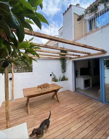 Recently renovated fisherman's house with two rooms with double beds (one of them with an office on the mezzanine), another room that acts as a second office, a patio and terrace. Restored in 2022 with a beach style, it has a kitchen with a central i...