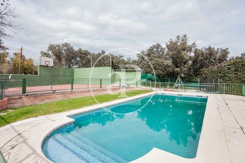 Maison de 545 m2 avec terrasse dans la région de Ciudalcampo, San Sebastián de los Reyes.La propriété dispose de 9 chambres, 6 salles de bain, piscine, cheminée, 4 places de parking, armoires intégrées, buanderie, jardin, chauffage et salle de stocka...