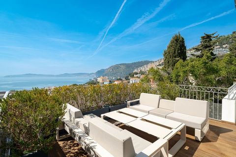 Ideally located in the center of Cap d'Ail enjoying a lovely sea view, close to amenities, Monaco, the beaches and the train station, magnificent town house with swimming pool, carefully renovated with refinement.Built on 4 levels, the villa welcomes...