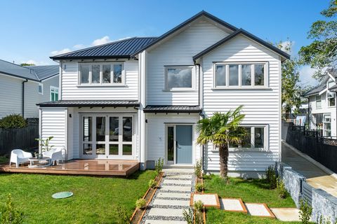 Nestled in a prime Epsom location, this stunning, brand new, weatherboard townhouse offers the epitome of modern family living. Situated on a freehold, half site, it enjoys Double Grammar School zoning, making it an ideal choice for families seeking ...