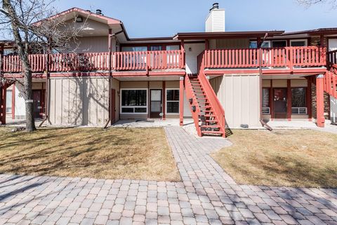 Step into the comfort of your own home with this condo at Oakdale Gardens, perfectly situated in the vibrant heart of Charleswood. Imagine relaxing on your east-facing patio, which not only promises sun-drenched mornings but also features a sizable s...