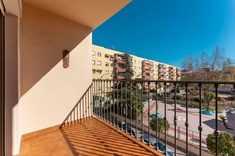 Spacious 4 bedroom, 2 bathroom apartment located on a 2nd floor with a lift in the centre of Fuengirola (Plaza de los Ninos) It is a very bright south facing apartment located in a quiet area, located 1.6km from the beach (20 minute walk) It has a 'L...