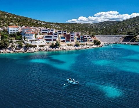 Un complexe de villas de luxe extraordinaire est achevé en première ligne de mer dans la région de Sibenik ! Il fait face à la mer cristalline et au soleil, situé au deuxième rang de la mer dans une baie tranquille ! La construction est achevée en 20...