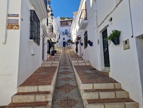 SPACIOUS BRIGHT & AIRY APARTMENT in the OLD QUARTERS of MIJAS PUEBLO. All in great conditions and immaculately maintained. The property consists of: Lounge-dining room. Fully fitted kitchen w/adjacent laundry room. There are 4 bedrooms and 2 bathroom...