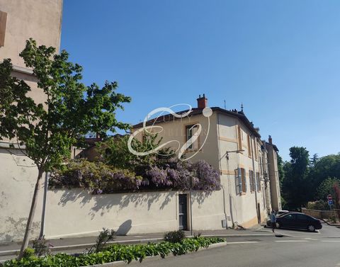 SALE CALUIRE ET CUIRE 69300 - Cuire-le-Bas, 2 steps from the banks of Saône, as a townhouse, intimate apartment, in micro old condominium of the beginning of the last century, arranged on 2 levels with 147m2 of living space (105m2 carrez) recently re...