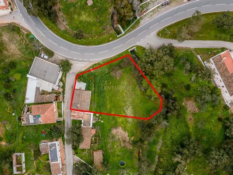 Este Terreno urbano de 974 m2 agrega uma moradia de 2 quartos e encontra-se na serra do Caldeirão, a maior cordilheira Algarvia. Com uma vasta flora e fauna aqui encontram-se algumas das melhores paisagens da região! A evidente vantagem deste local é...